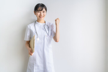 ファイルを持つ看護師