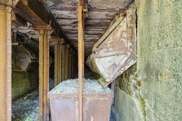 Overhead railway wagon for feeding a former blast furnace with ores and aggregates