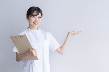 ファイルを持つ看護師