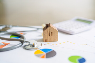 聴診器と住宅模型