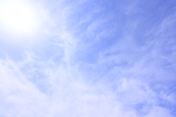 晴れた青空と太陽光