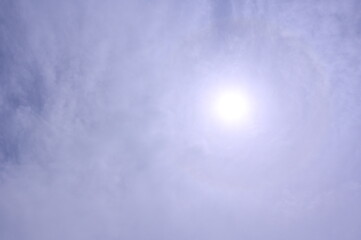 曇り空と見える太陽