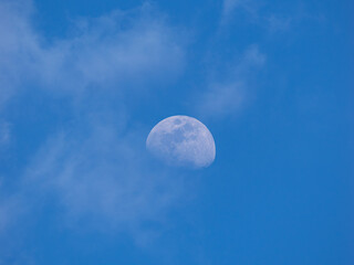 朝の青空と月