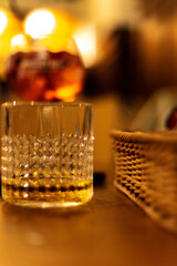 Whiskey auf dem tisch