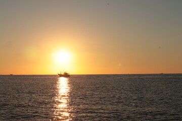 Fototapeta premium 牛深 夕陽 漁船