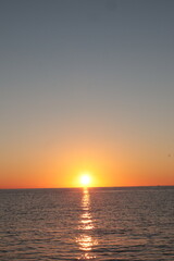 Fototapeta premium 牛深 夕陽 漁船 縦構図