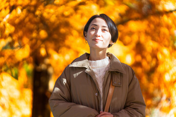 Fototapeta premium 紅葉を楽しむ女性 ライフスタイルイメージ