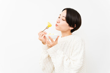 白いニットを着た女性　ライフスタイルイメージ