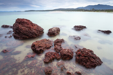 Einzigartige rote Felsen am Bloodstone Beach, Maria Island in Tasmanien.
