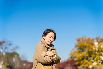 冬空に凍える女性　ライフスタイルイメージ