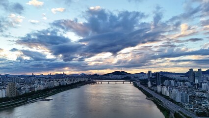 Obraz premium Seoul skyline and sunset over the Han River from above