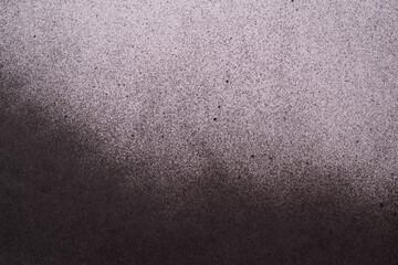 白背景に黒のスプレーペイント