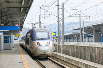 公州駅を発車する韓国の高速列車