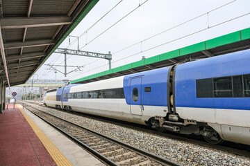 Fototapeta premium 全州駅に停車中の韓国の高速列車