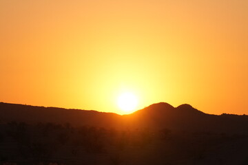 Sonnenaufgang am Rande der Namibwüste