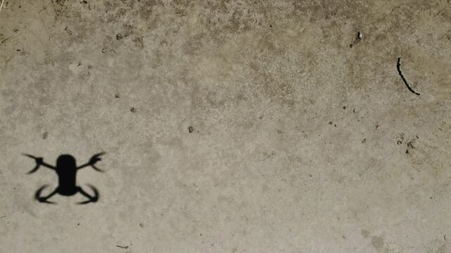 Sombra drone volando sobre barro