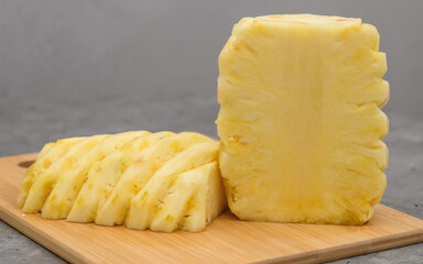 Ananas obrany i przekrojony na pół 