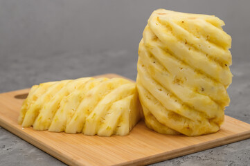 Ananas sam miąższ, bez skórki przekrojony na dwie połowy 
