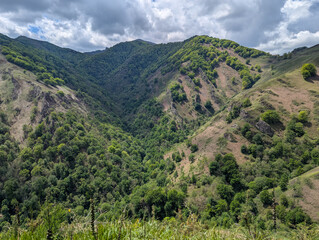 Fototapeta premium No coração do País Basco Francês, uma paisagem montanhosa, um refúgio de beleza natural em Aldudes, França