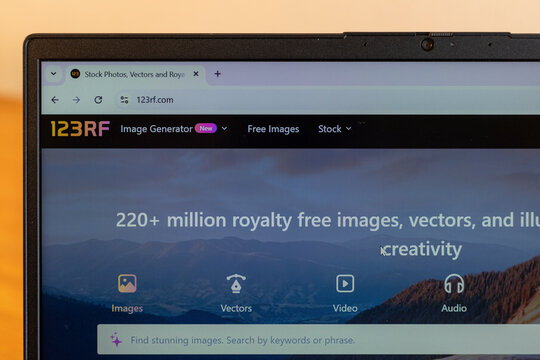 123RF stock photography website open in a laptop