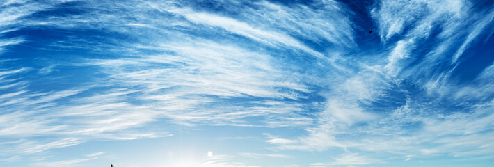 Cirruswolken vor Blauem Himmel