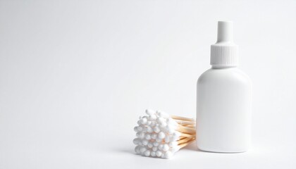 日常的な衛生用品が右下に控えめに並び、医療と生活の境界をやわらかく描き出す

