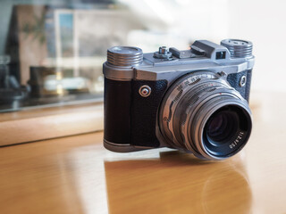 Alte analoge Film Kamera mit Wechselobjektiv, KB, ohne Logo