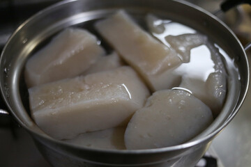 手作りのこんにゃくを流水で冷やす様子