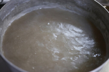 手作りのこんにゃくから湯気が出る様子

