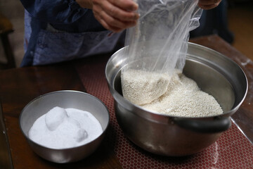 味噌作りをする女性
