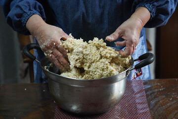 味噌作りをする女性