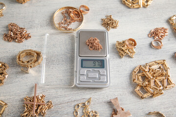 Digital scale of gold with a jewelry.