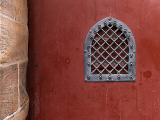 Altes Holztor mit alten geschmideten Beschlägen 