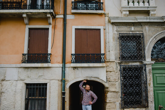 Fototapeta A man on the narrow streets of Venice