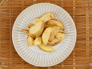 접시에 담긴  감자구이