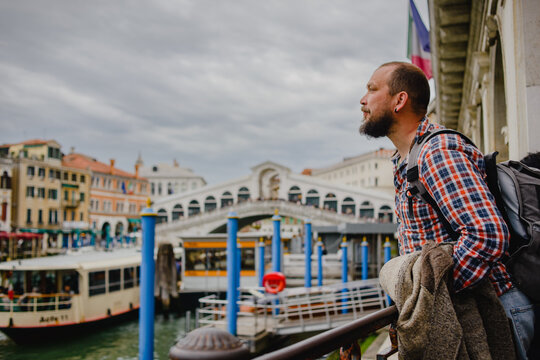 Fototapeta A man on the narrow streets of Venice