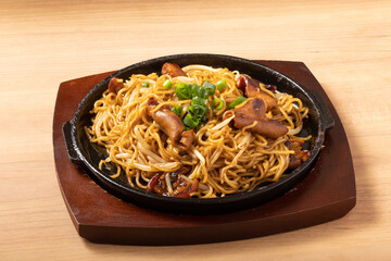 鉄板ホルモン焼きそば