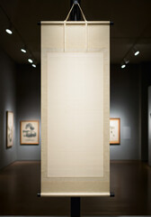美術館で展示されている掛け軸のモックアップ