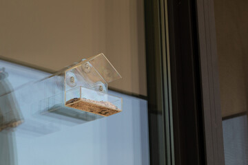 Attract birds to your window with this easy-to-use suction cup bird feeder.  Enjoy close-up views of nature!