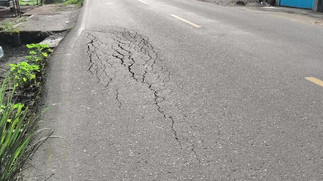 lane cracks or longitudinal cracks on the highway
