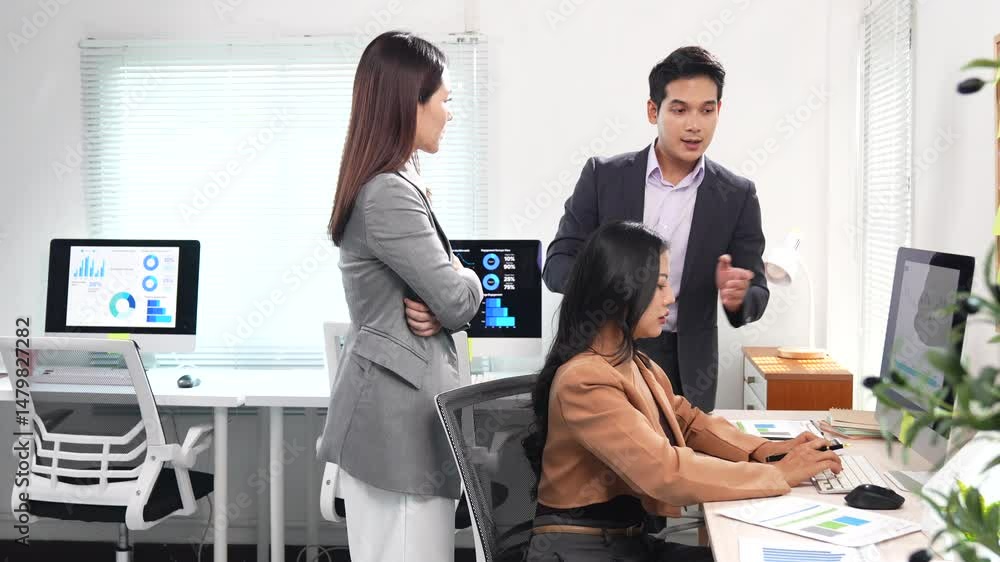 Aufkleber business team analyzing marketing data on computer screen, managers discussing a project with an emp