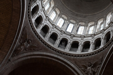 Obraz premium Stunning architecture inside the Sacr√©-C≈ìur Basilica in Paris. Detailed stonework, angelic figures, and a breathtaking dome.