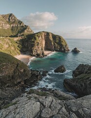 Fototapeta premium Secluded Coastal Cove with Rocky Cliffs and Turquoise Waters