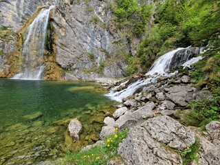 Wasserfall mit Gebirgssee