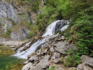Wasserfall im Gebirge