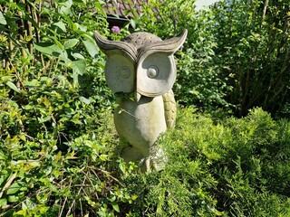 Figur einer Eule im Garten