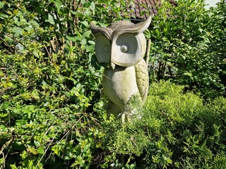 Figur einer Eule im Garten