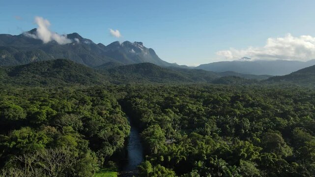 Voo sobre floresta de  mata atl&acirc;ntica com conjunto de montanhas morro do sete e serra da graciosa ao fundo