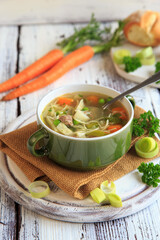 Rindfleischsuppe mit Nudeln und Gemüse