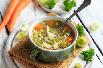 Nudelsuppe mit Gemüse